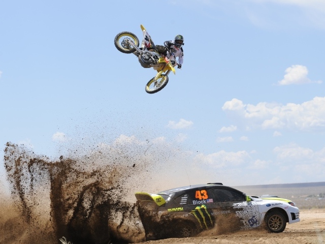 Мотоцикл и автомобиль на гонках в пустыне