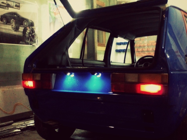 Старый VW Golf MK1 в автомастерской