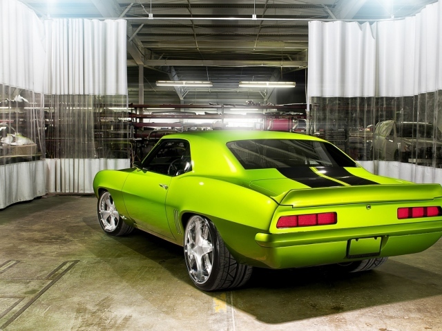 Старый зеленый автомобиль на реставрации