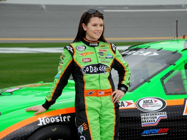 Гонщица у своего автомобиля