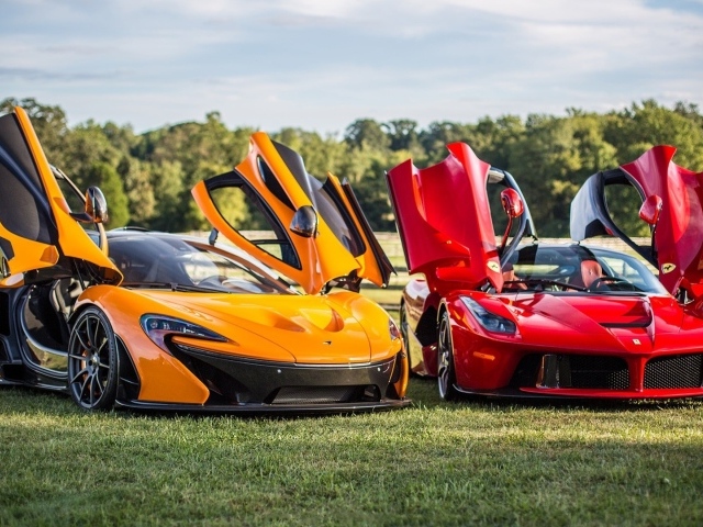 Красный Ferrari LaFerrari и оранжевый Макларен на газоне