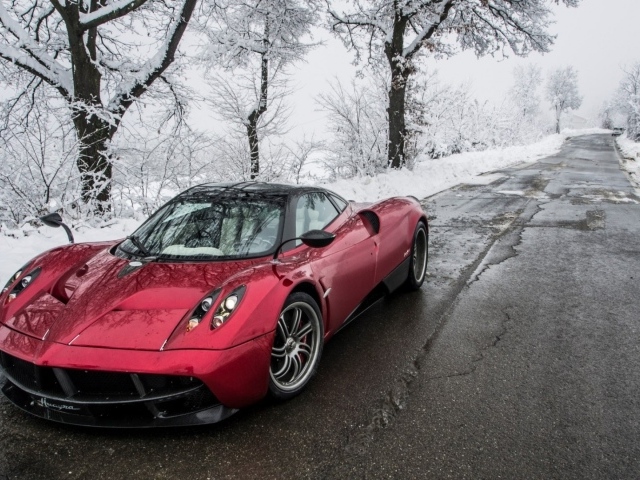 Красный Super Car на зимней дороге