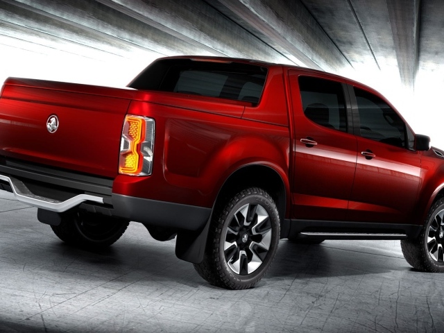 Красный пикап Holden Colorado