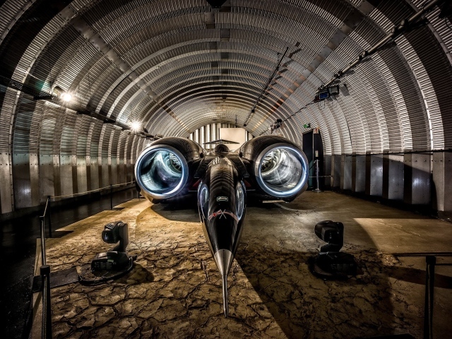 Скоростной автомобиль Thrust SSC в ангаре