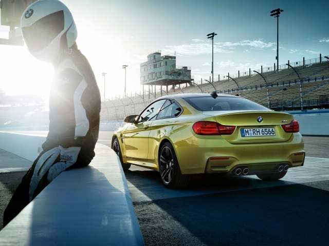 Гонщик отдыхает на парапете трека