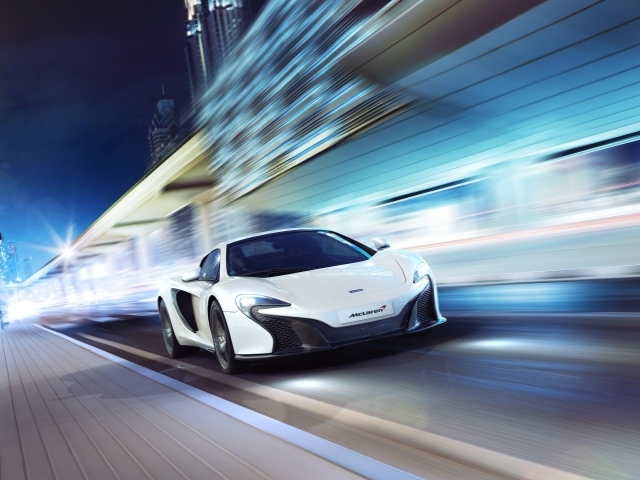 Белый McLaren P1 мчится по улице