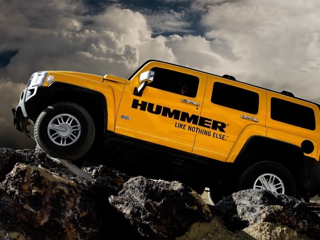 Желтый Hummer на камнях