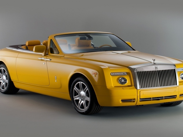 Желтый кабриолет с желтым кожаным салоном