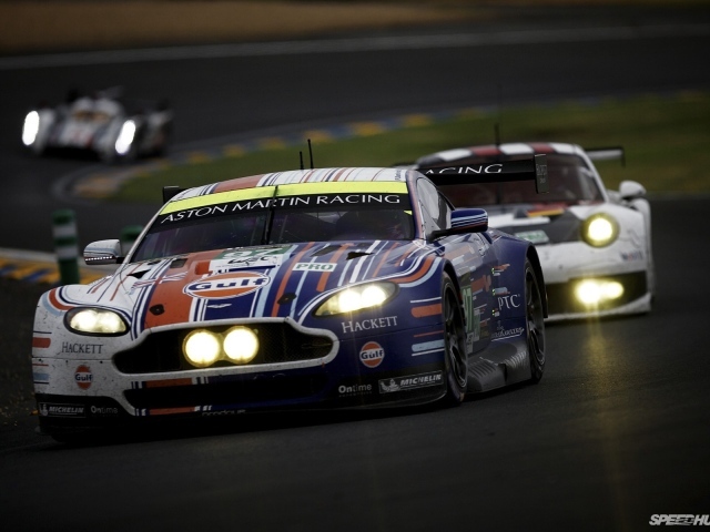 Гоночный Aston Martin с горящими фарами