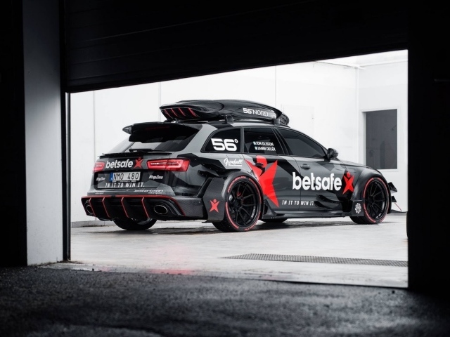 Черный Audi RS6 Avant у гаража