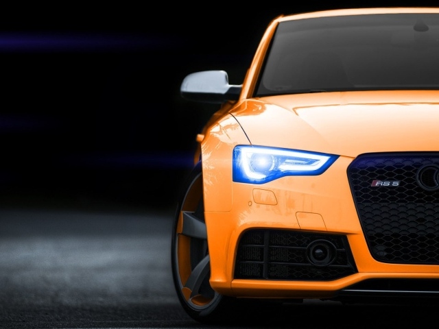 Голубые неоновые фары оранжевого Audi RS5