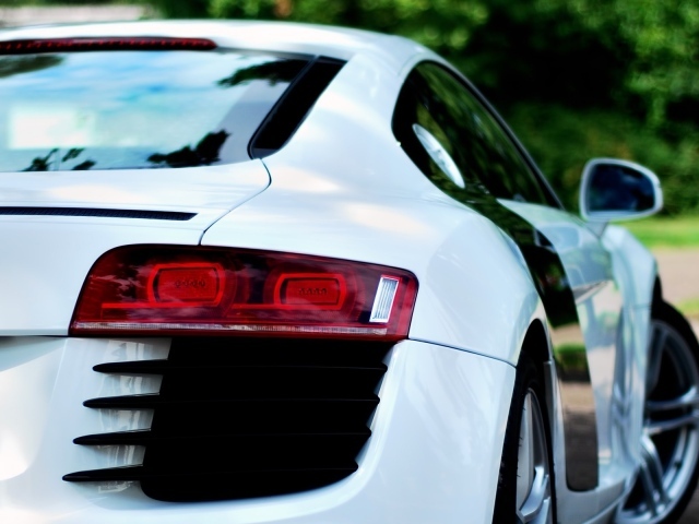 Вид сзади на белый Audi R8
