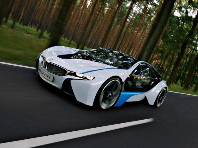 Концепт кар БМВ на дороге в лесу
