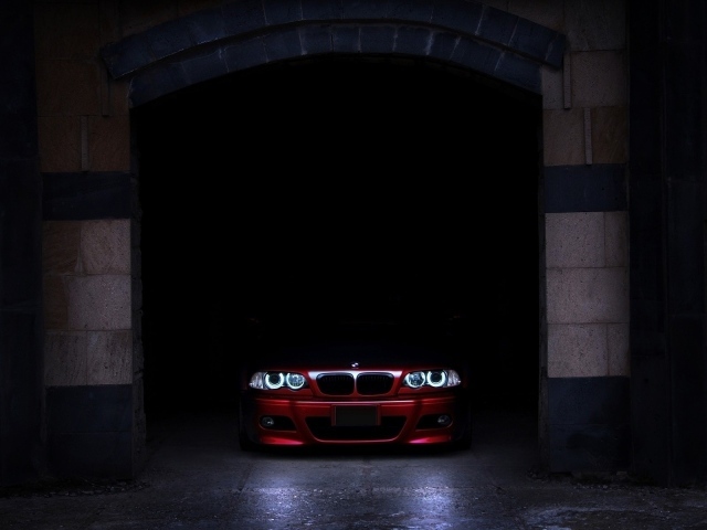 БМВ в темной подворотне