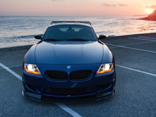 Синий BMW у морского побережья