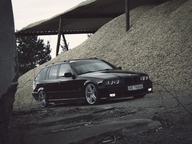 Старый BMW E28 у горы щебня