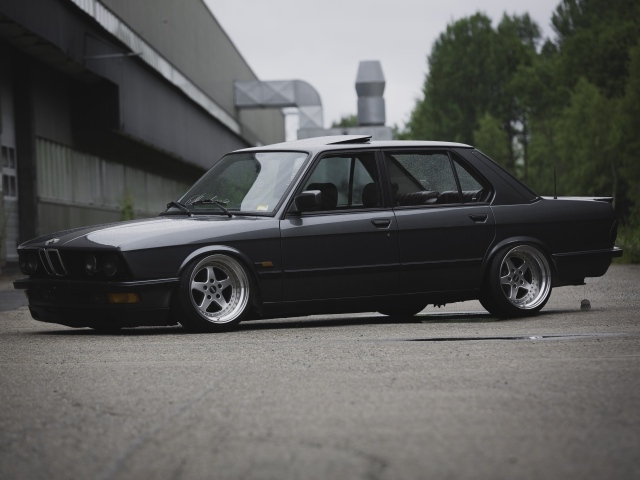 Старый черный BMW E28