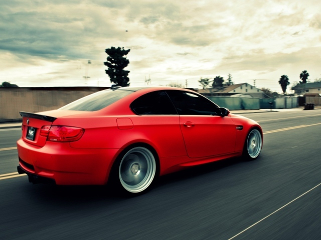 Быстрый красный BMW на шоссе