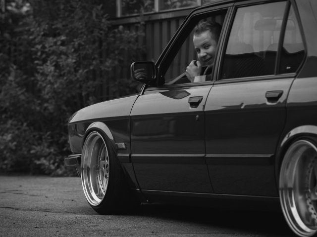 Водитель за рулем BMW E28