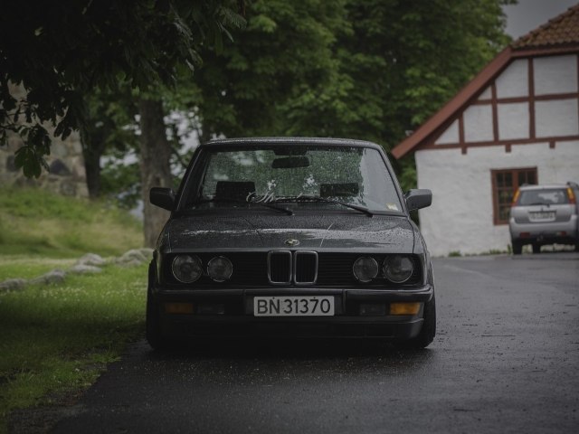Мокрый BMW E28 на улице