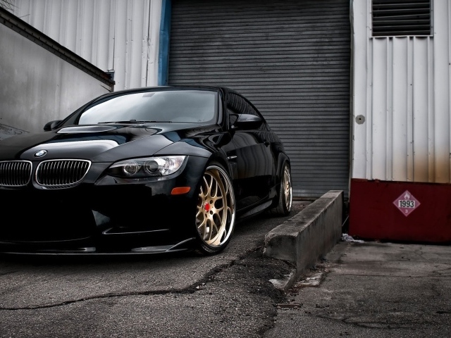 Черный автомобиль BMW E92 M3 у гаража