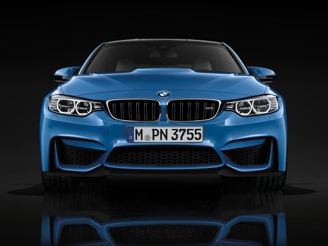 Синий BMW M3 в черной комнате