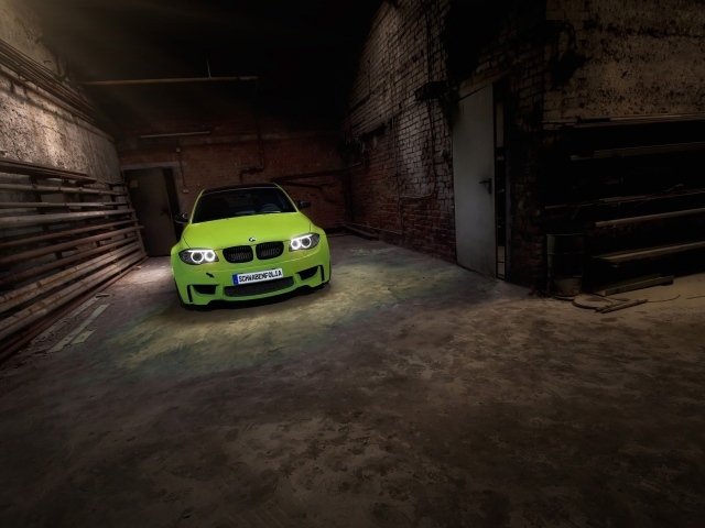 Зеленый BMW M3 в ангаре