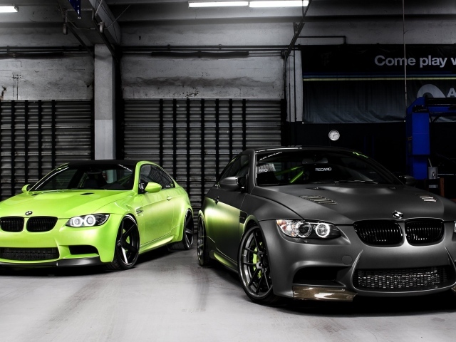 Зеленый и черный BMW M3 в гараже