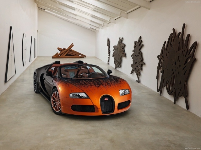 Кабриолет Bugatti Veyron в выставочном зале