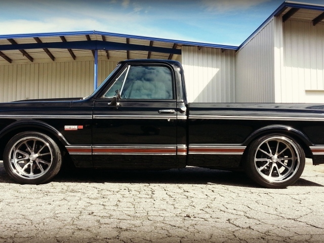 Черный пикап Chevy