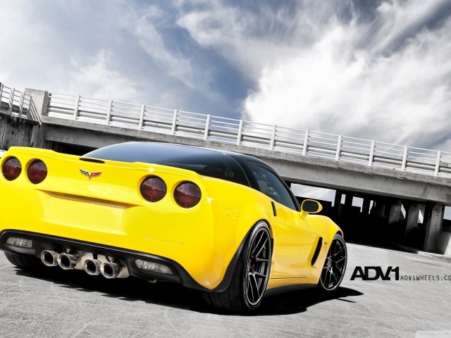 Желтый Chevrolet Z06 у моста