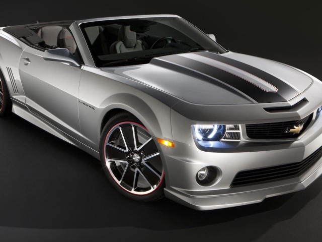 Серый кабриолет Chevrolet Camaro на сером фоне