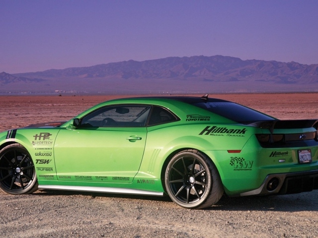Зеленый Chevrolet Camaro в пустыне