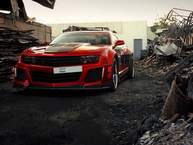 Красный Chevrolet Camaro среди руин