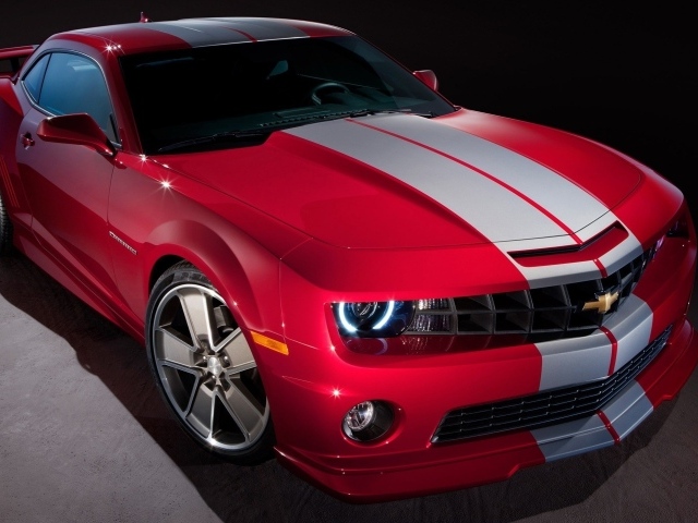 Красный Шевроле Камаро с серой полосой