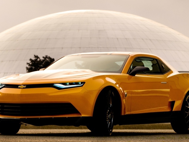 Желтый Chevrolet Camaro на фоне купола