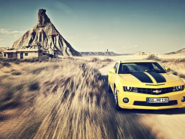 Желтый Chevrolet Camaro мчится по пустыне