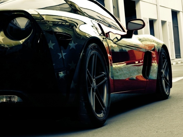 Автомобиль Chevrolet Corvette с изображением флага США