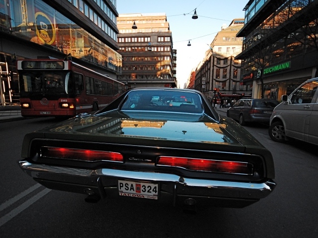 Автомобиль Dodge Charger RT 1969 года на городской улице