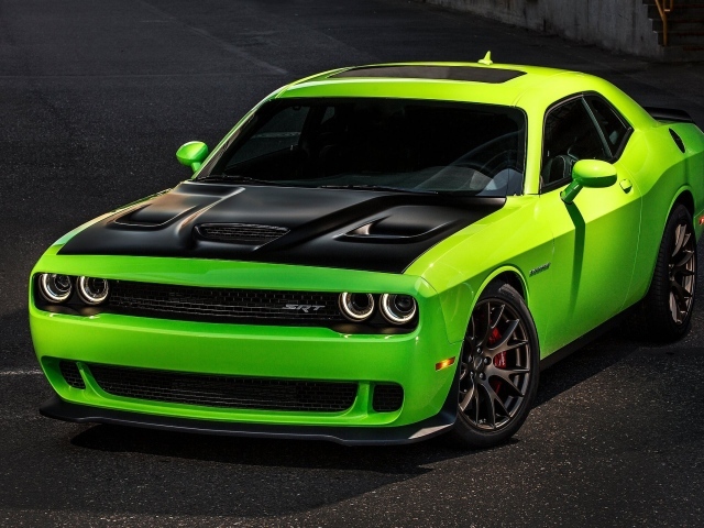 Зеленый Dodge Challenger с черным капотом