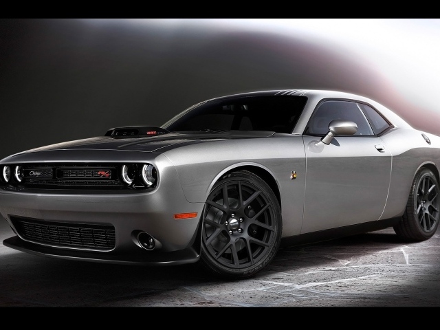 Классический серебристый Dodge Charger RT