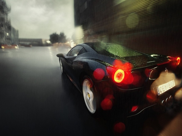Черный Ferrari 458 едет во время дождя