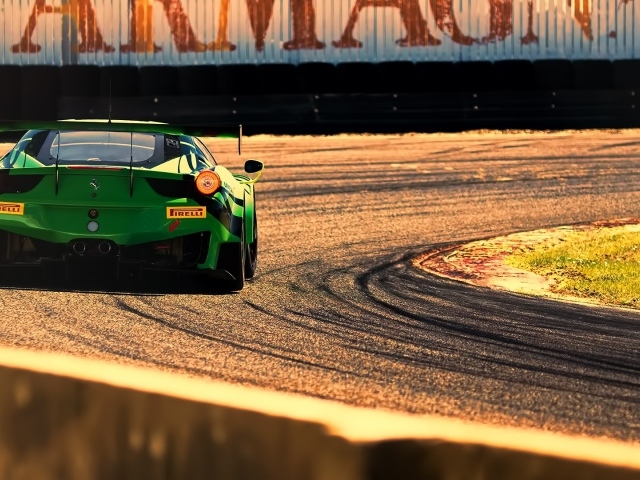 Зеленый Ferrari 458 Italia на гонке