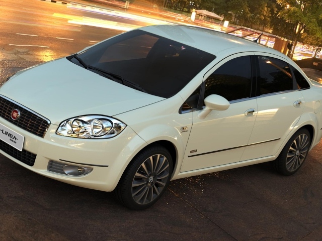 Белый Фиат у дороги