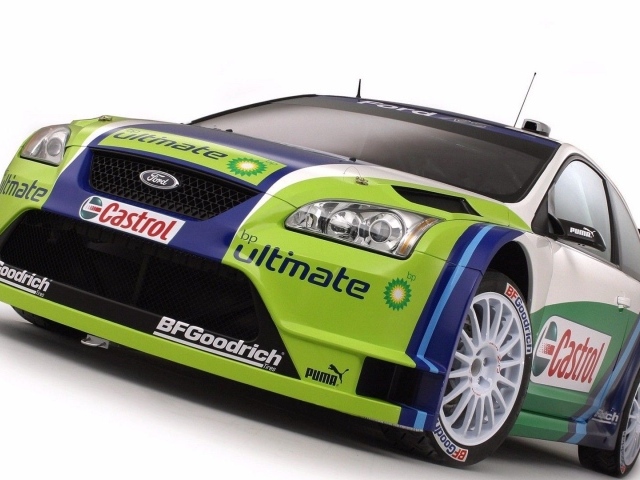 Спортивный Форд с рекламой спонсоров