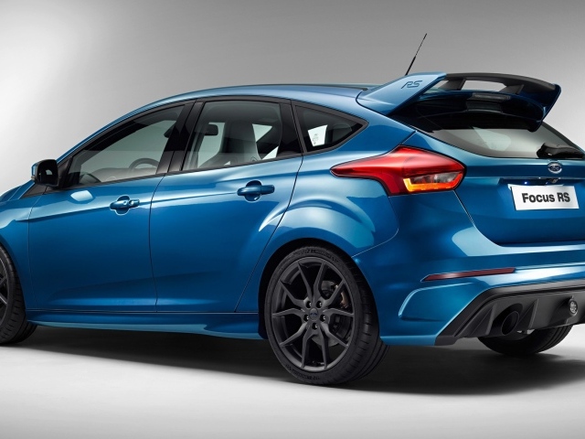 Голубой Ford Focus RS на сером фоне