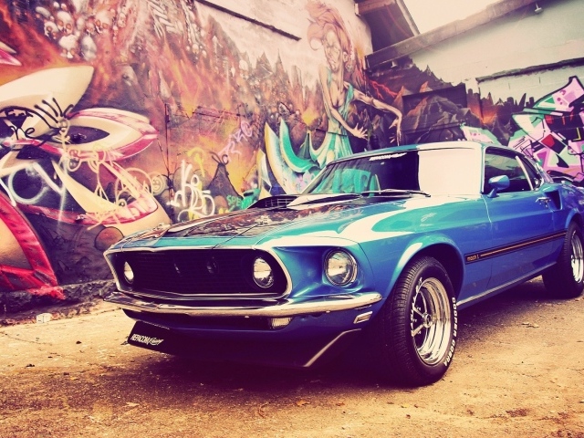 Классический голубой Ford Mustang Shelby GT500 у стены граффити