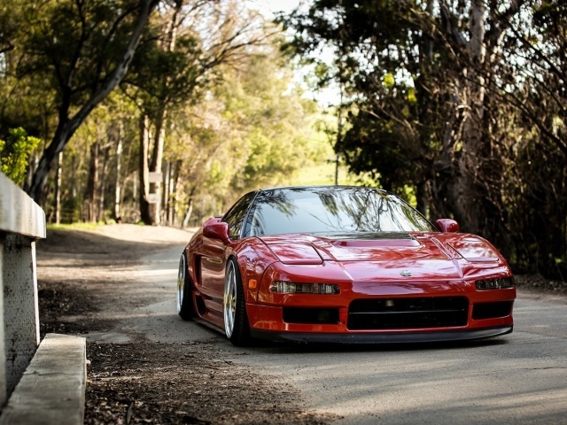 Блестящая красная Хонда Acura NSX