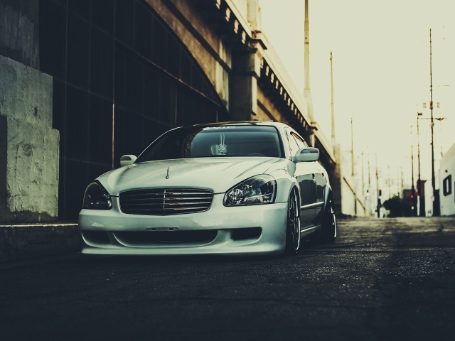 Белый Infiniti у эстакады