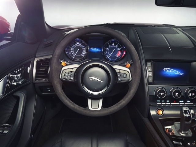 За рулем Jaguar XJ